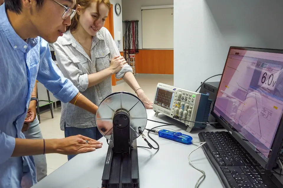 Department of Engineering Students in the sciences laboratory looking at a computer screen.